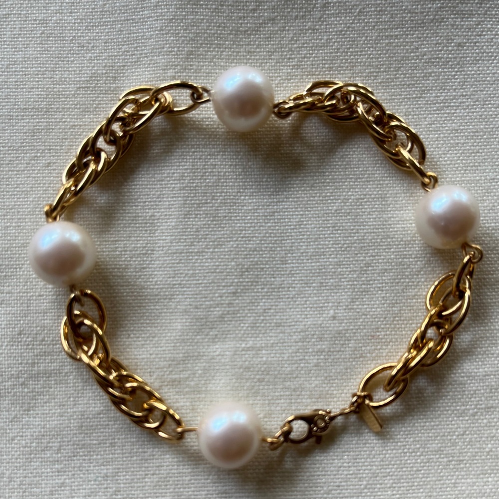 Vintage Monet Gold & Pearl Bracelet - Picture 9 of 16